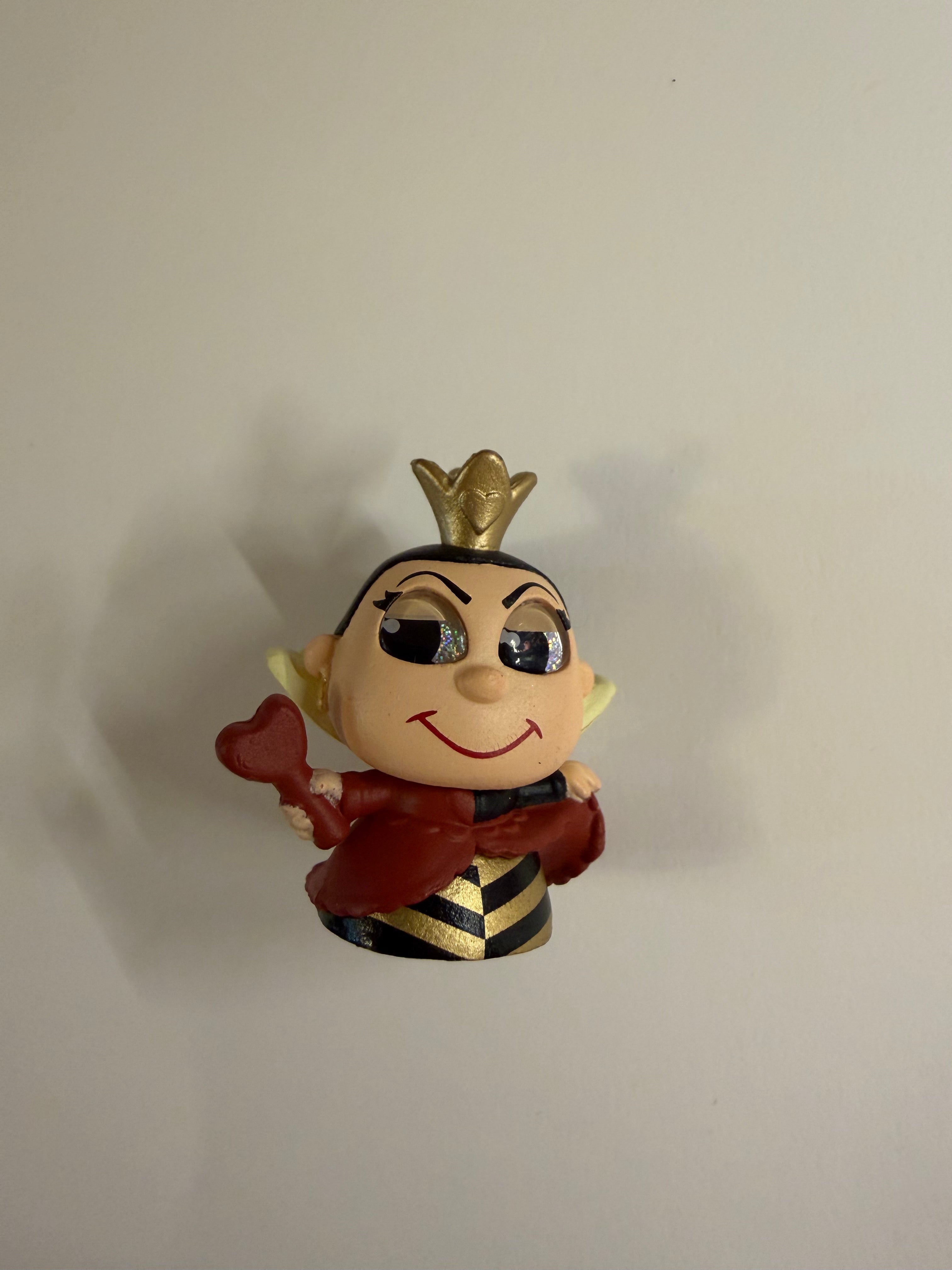 Disney Doorables Queen of Hearts Figure – Alice in Wonderland